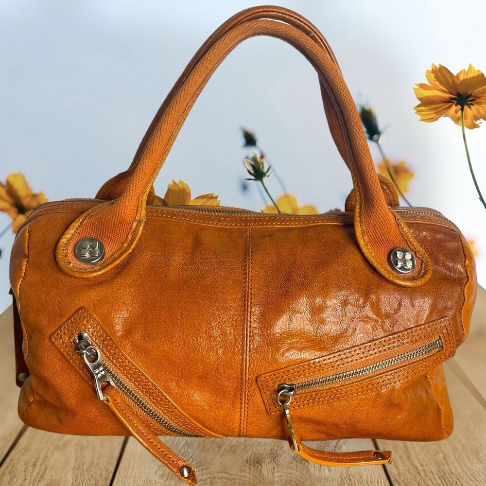 BCBG Max Azria Womens Zipper magnet snap Shoulder Handbag Brown Leather NICE